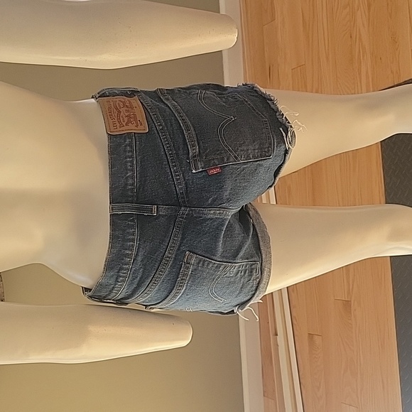 Levi's 501 button fly denim shorts with frayed hem - Picture 3 of 10